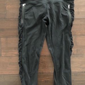 Lululemon size 6 black crops